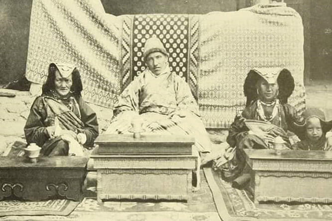 King Jigmet Dadul Namgyal (centre), the Queen Mother of Ladakh (left) and Queen Nyilza Wangmo (right)