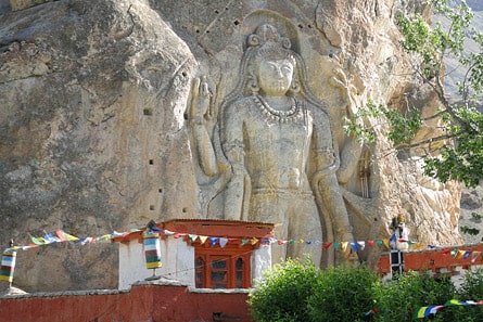 Statue du Bouddha Chamba, Carvings sur le rocher de Mulbek, Ladakh